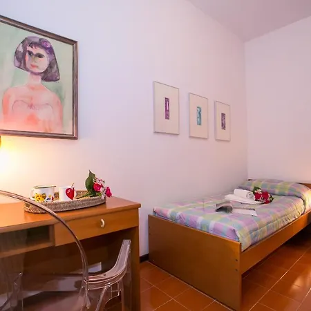 Sleeps 3 * Sala Comacina