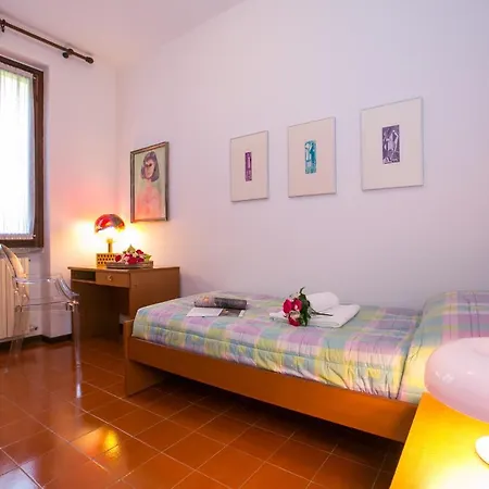 Sleeps 3 * Sala Comacina
